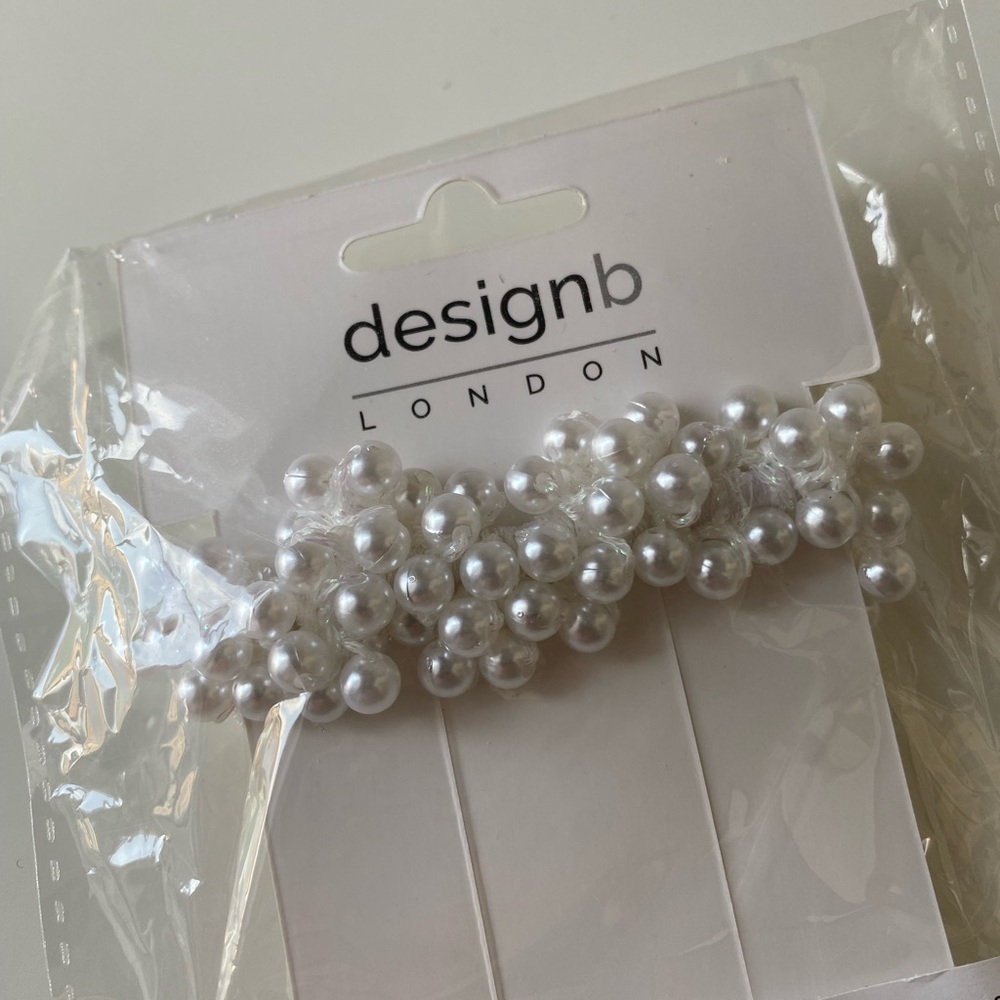 ASOS DESIGNB LONDON HAIR TIE SCRUNCHIE IN ALL OVER PEARL NEW